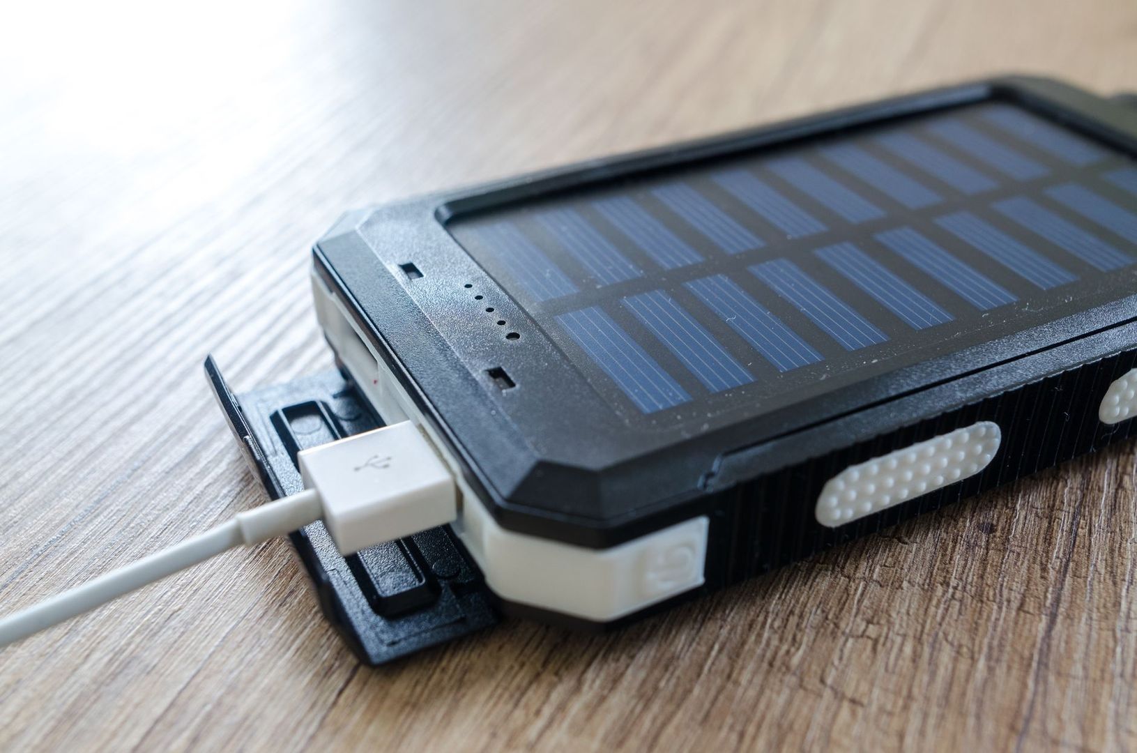 Compact solar-powered battery unit charging through a USB cable